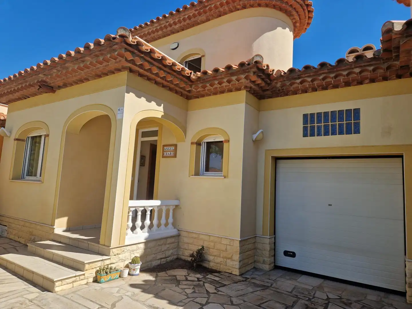 Außenansicht von Einfamilien-Reihenhaus zum Verkauf in Mont-roig del Camp mit Privatgarten, Terrasse und Möbliert