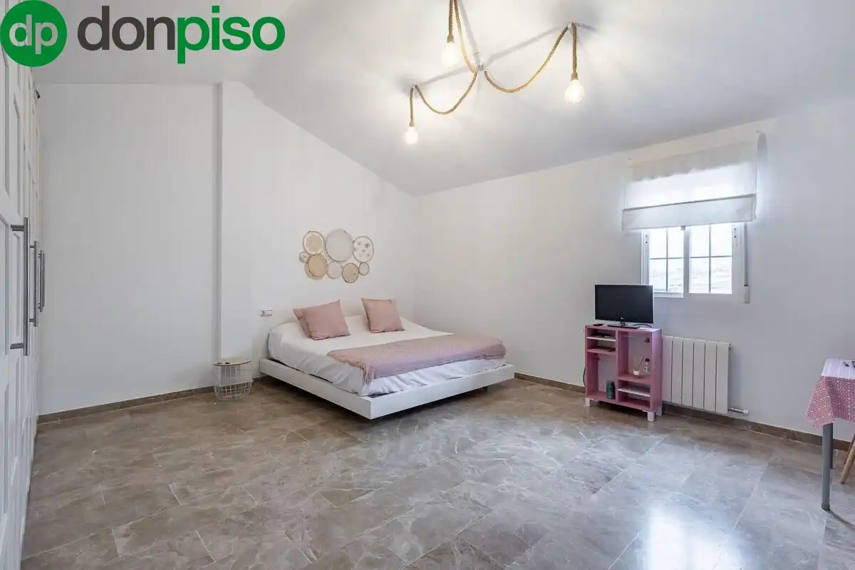 Habitación de Casa adosada en venta en Churriana de la Vega con Aire acondicionado, Jardín privado y Terraza