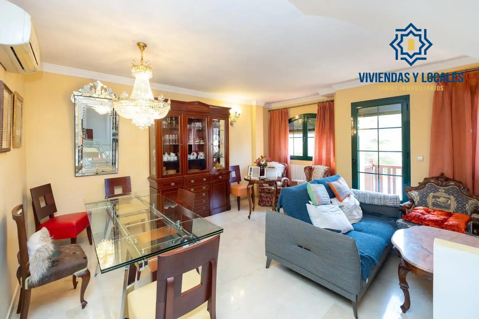 Sala de estar de Casa adosada en venta en Granada con Aire acondicionado, Calefacción y Jardín privado