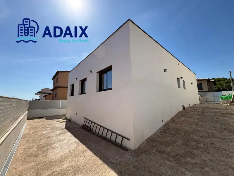 Vista exterior de Casa o chalet en venta en Roda de Berà con Calefacción, Terraza y Piscina
