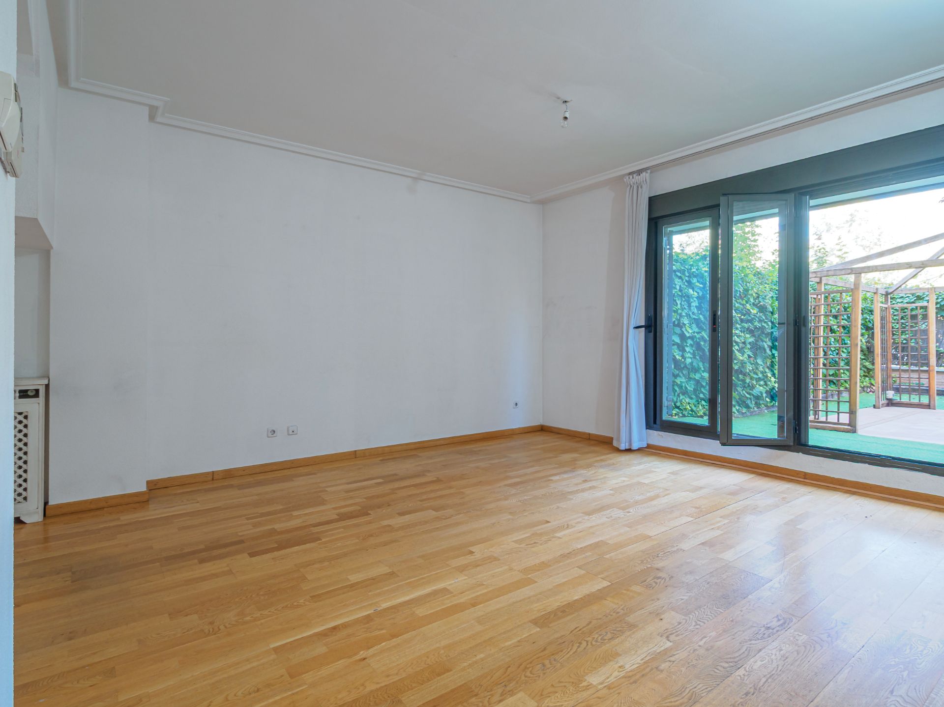 Bedroom of Duplex for sale in Pozuelo de Alarcón  with Air Conditioner, Heating and Private garden