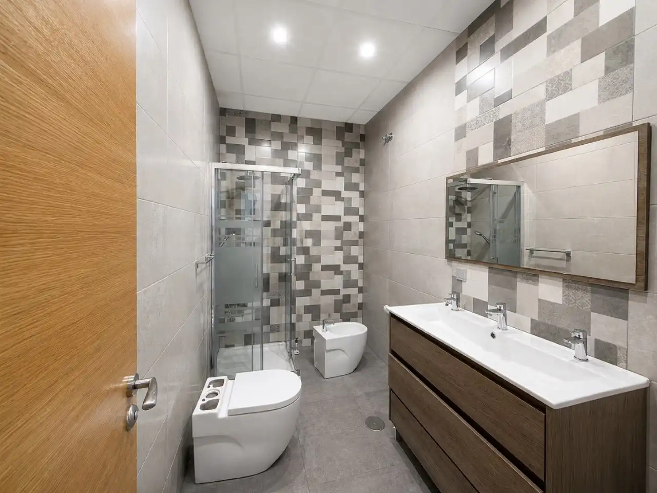 Baño de Nave industrial de alquiler en Córdoba con Calefacción y Alarma