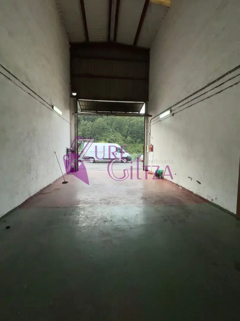 Parkplatz von Fabrikhallen zur Miete in Arrigorriaga, Bizkaia