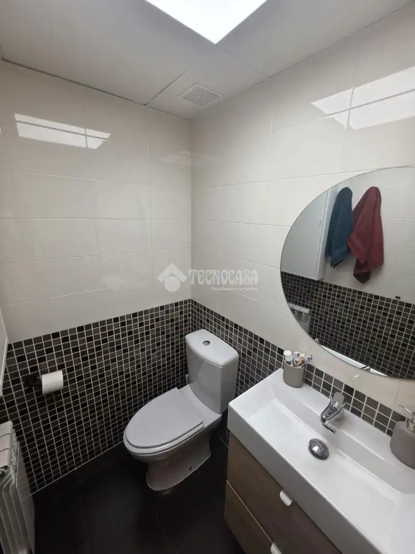 Bathroom of Flat for sale in Cadrete  with Air Conditioner, Heating and Terrace