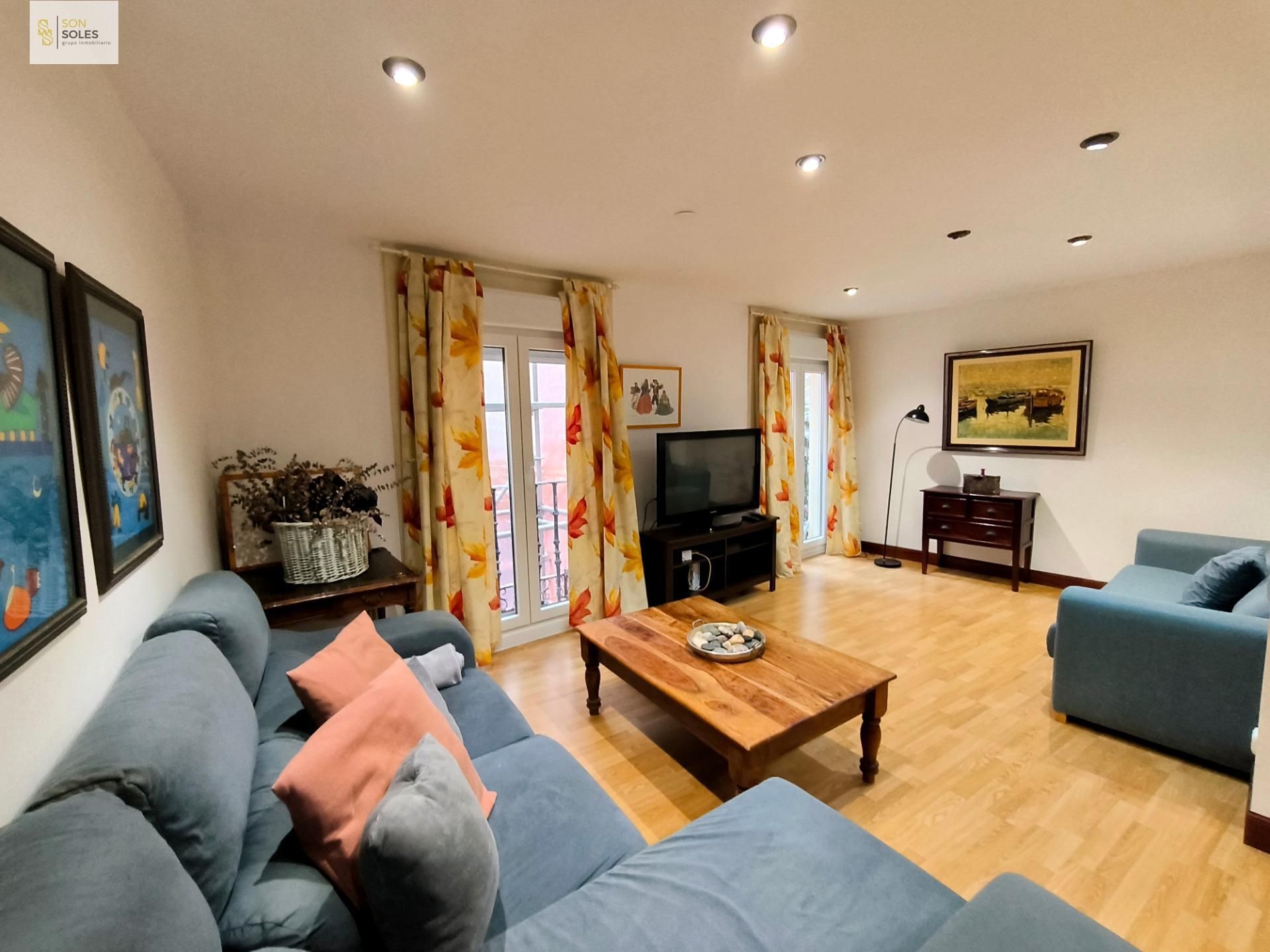 Sala d'estar de Pis de lloguer en Santander amb Parquet, Moblat i Balcó