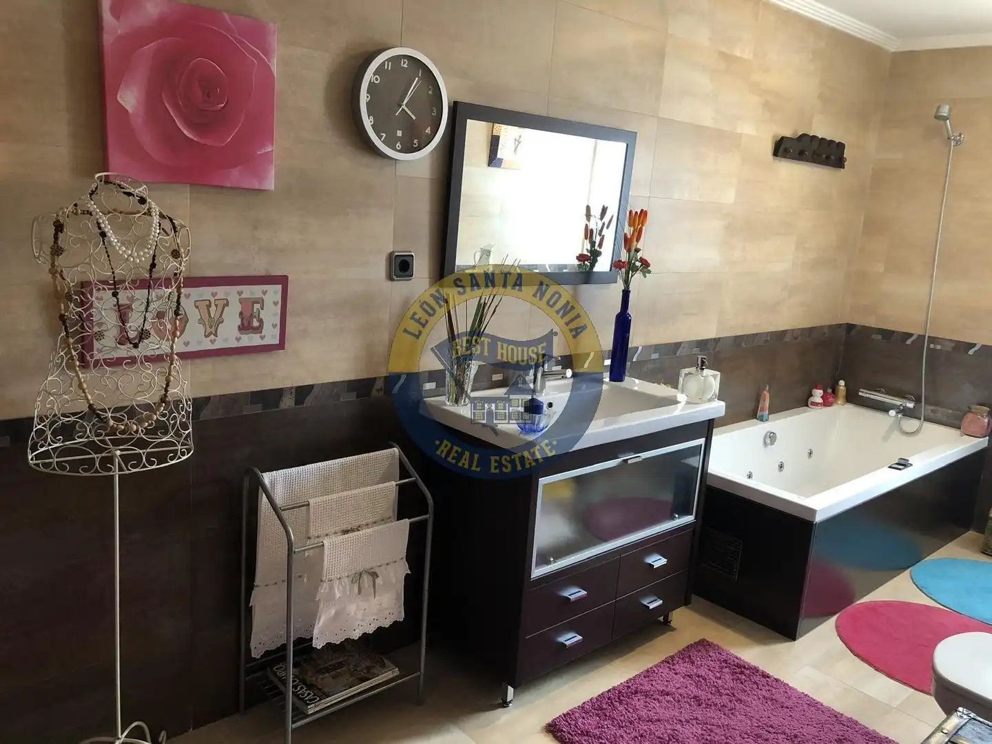 Bany de Casa o xalet en venda en León Capital  amb Calefacció, Jardí privat i Moblat