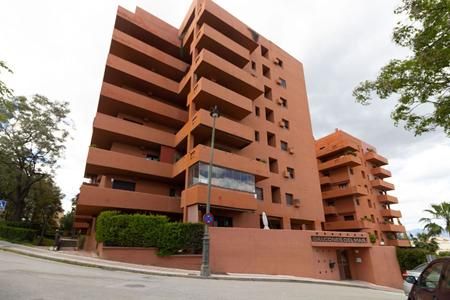 Vista exterior de Pis en venda en Estepona amb Aire condicionat, Calefacció i Jardí privat