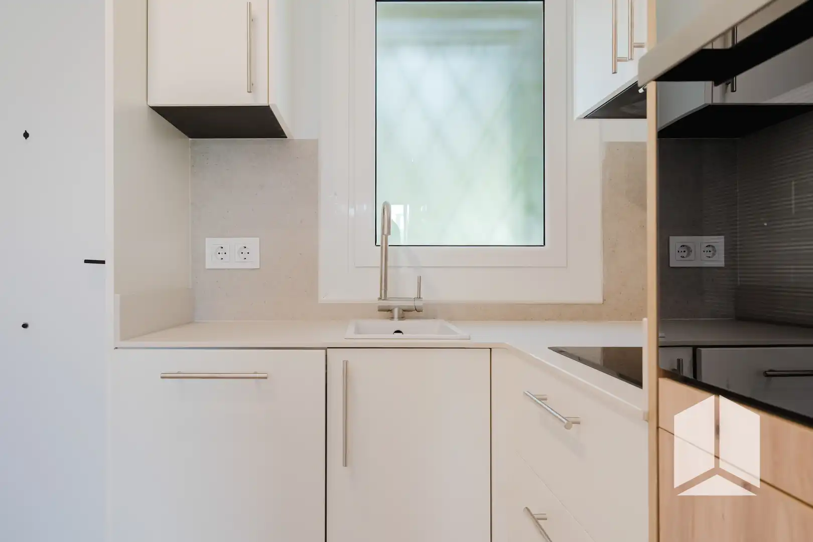 Küche von Wohnung zum Verkauf in Castelldefels mit Klimaanlage, Terrasse und Schwimmbad