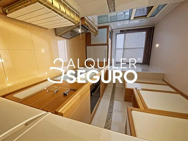 Cuina de Pis de lloguer en Madrid amb Aire condicionat, Calefacció i Piscina