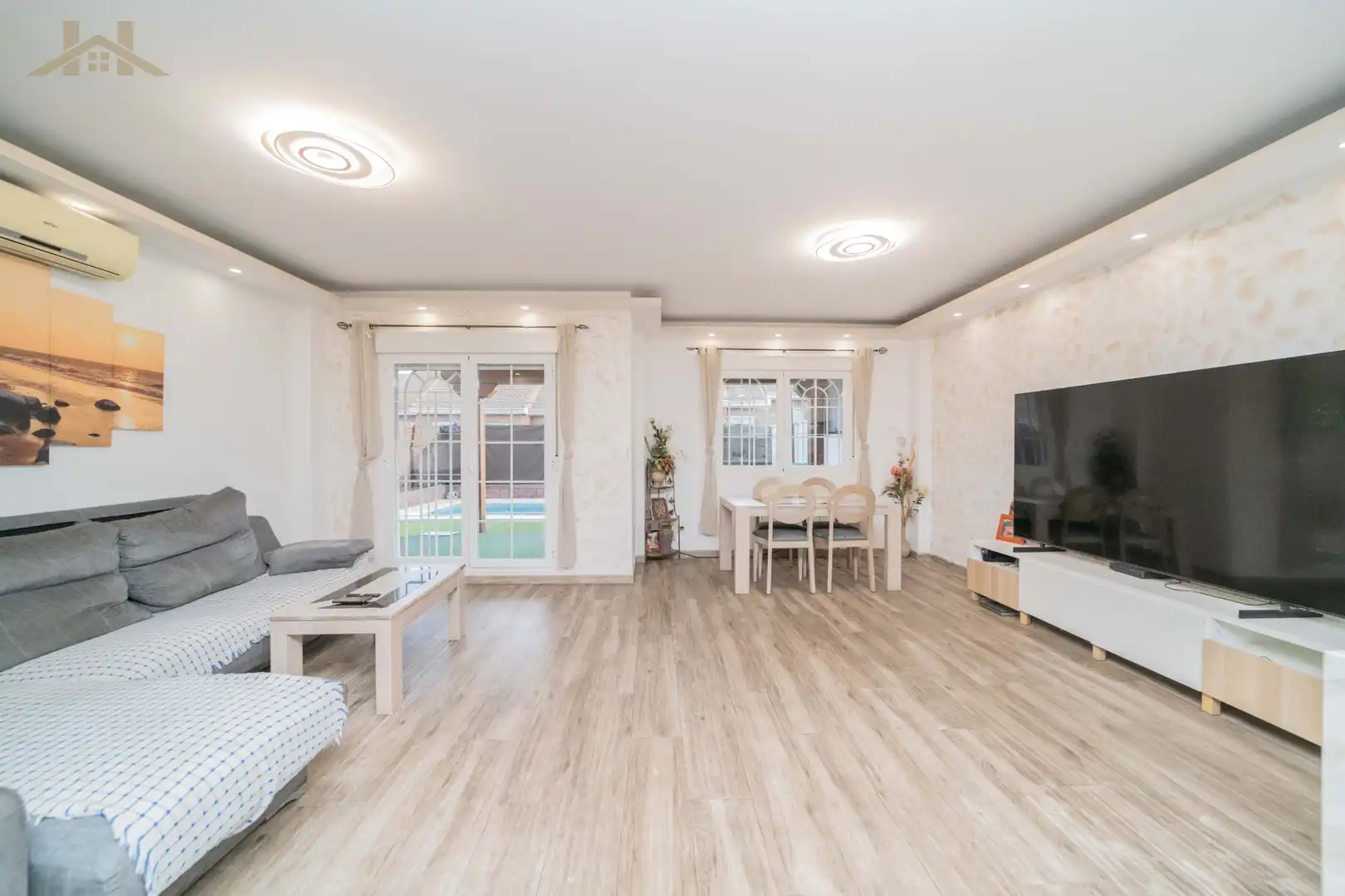 Sala d'estar de Casa adosada en venda en Arroyomolinos (Madrid) amb Aire condicionat, Calefacció i Jardí privat