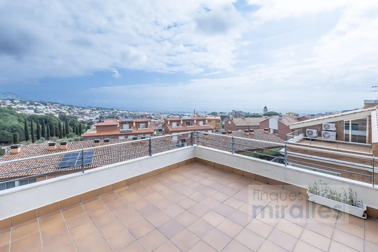 Vista exterior de Casa adosada en venda en Vilassar de Dalt amb Aire condicionat, Calefacció i Jardí privat