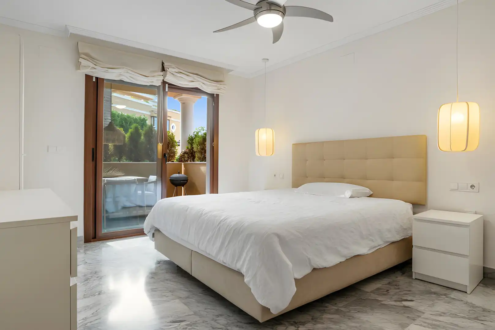 Schlafzimmer von Erdgeschoss zum Verkauf in Marbella mit Klimaanlage, Terrasse und Schwimmbad