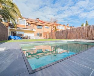 Swimming pool of Single-family semi-detached for sale in  Madrid Capital  with Air Conditioner, Heating and Private garden