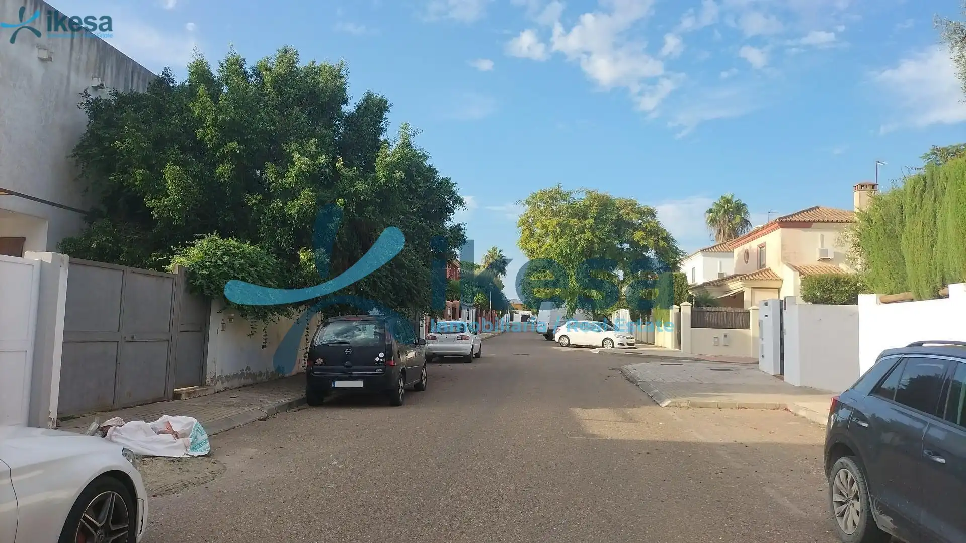 Vista exterior de Casa o xalet en venda en Espartinas amb Jardí privat, Piscina i Piscina comunitària