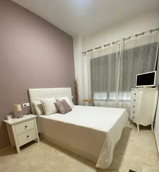 Dormitori de Pis de lloguer en  Valencia Capital amb Aire condicionat, Terrassa i Moblat