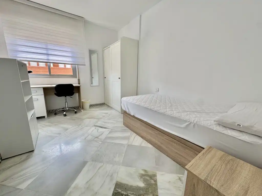 Bedroom of Flat for share in Córdoba  with Air Conditioner