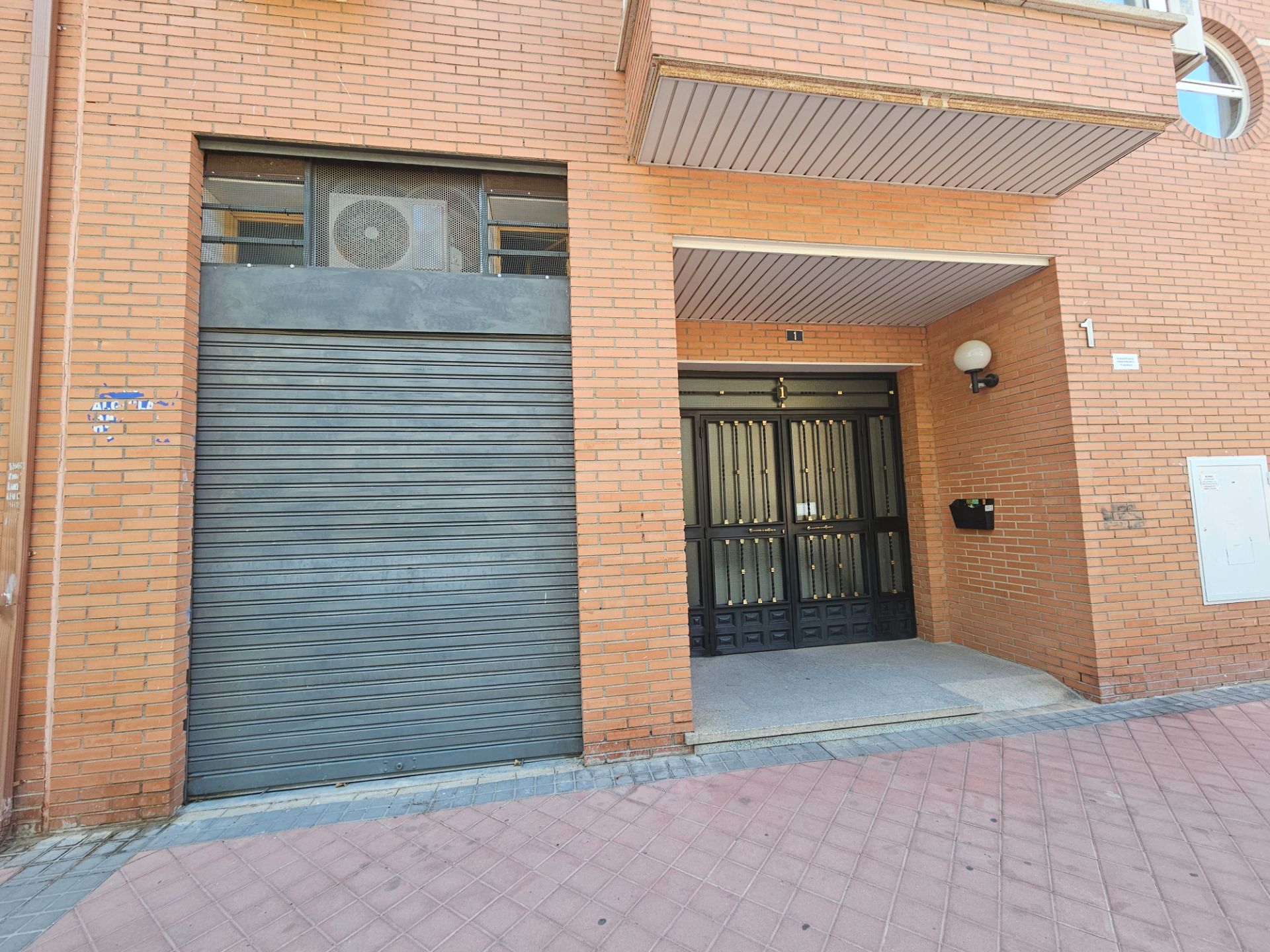 Vista exterior de Local en venda en Torrejón de Ardoz amb Aire condicionat, Calefacció i Moblat