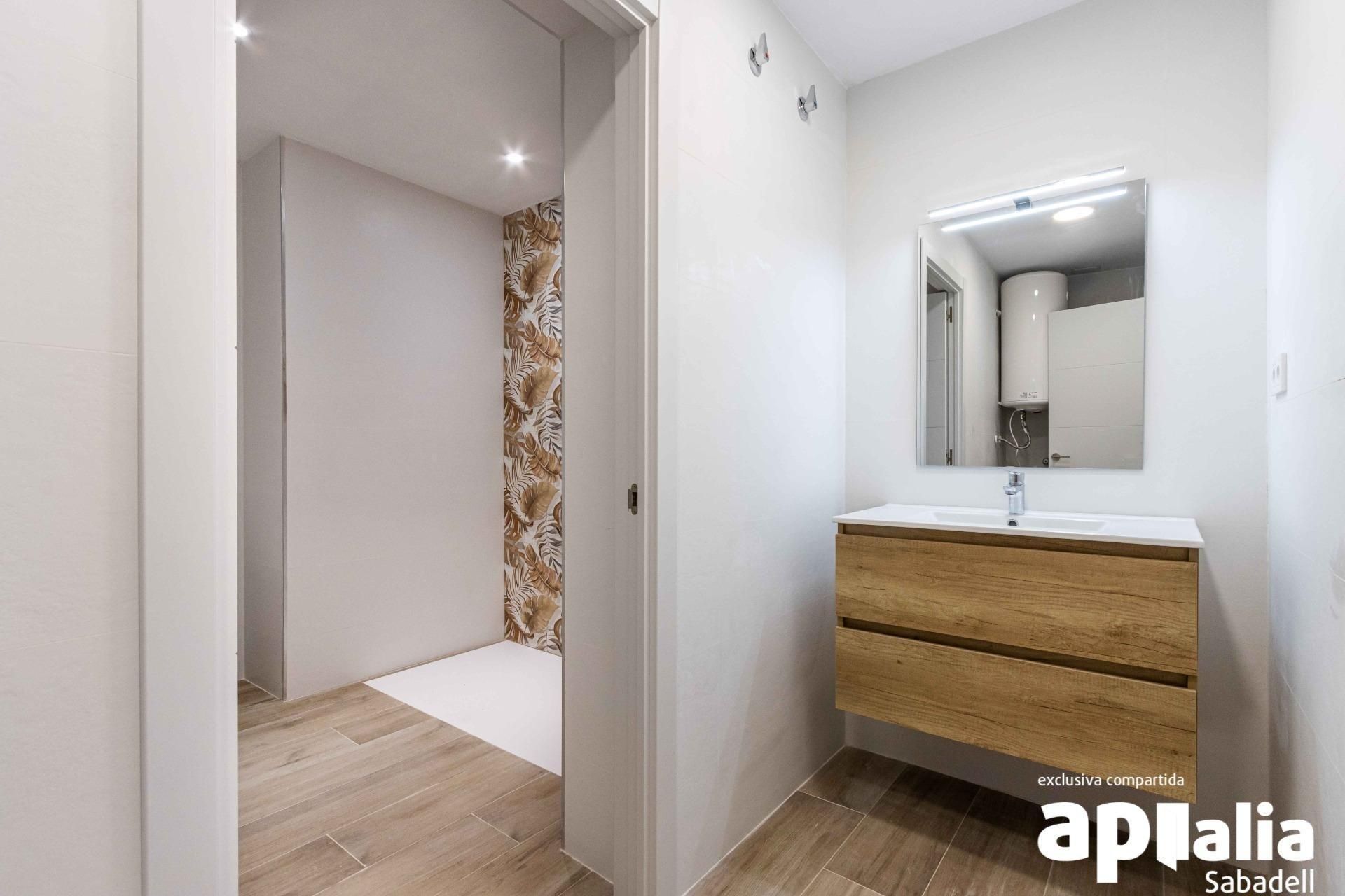 Bathroom of Flat for sale in Sabadell  with Air Conditioner and Heating