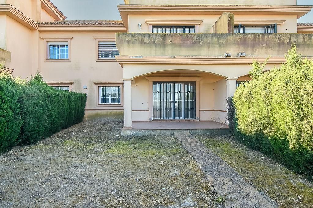 Vista exterior de Casa adosada en venda en Sanlúcar de Barrameda amb Jardí privat, Terrassa i Alarma