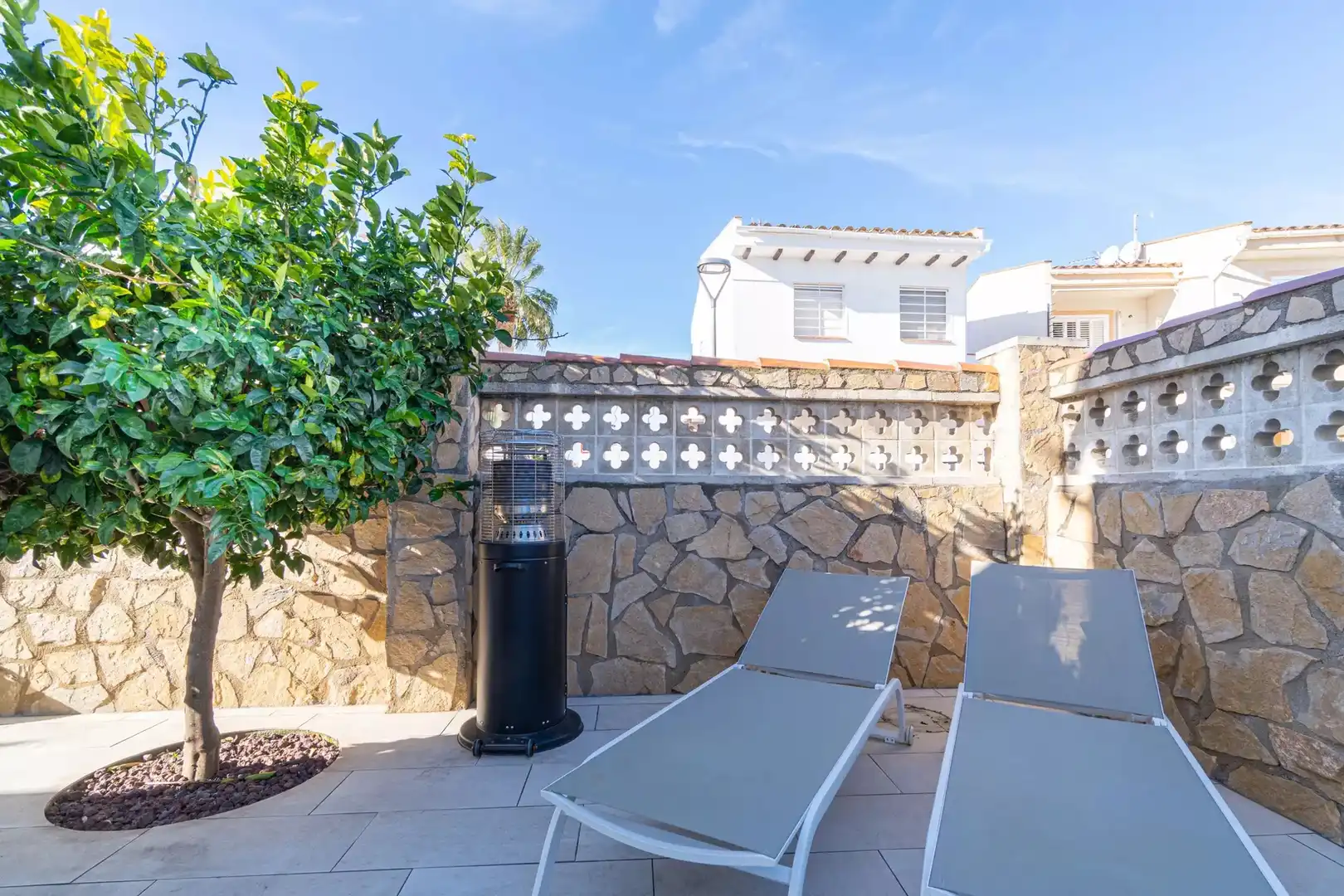 Jardí de Casa o xalet en venda en Empuriabrava amb Aire condicionat, Terrassa i Piscina