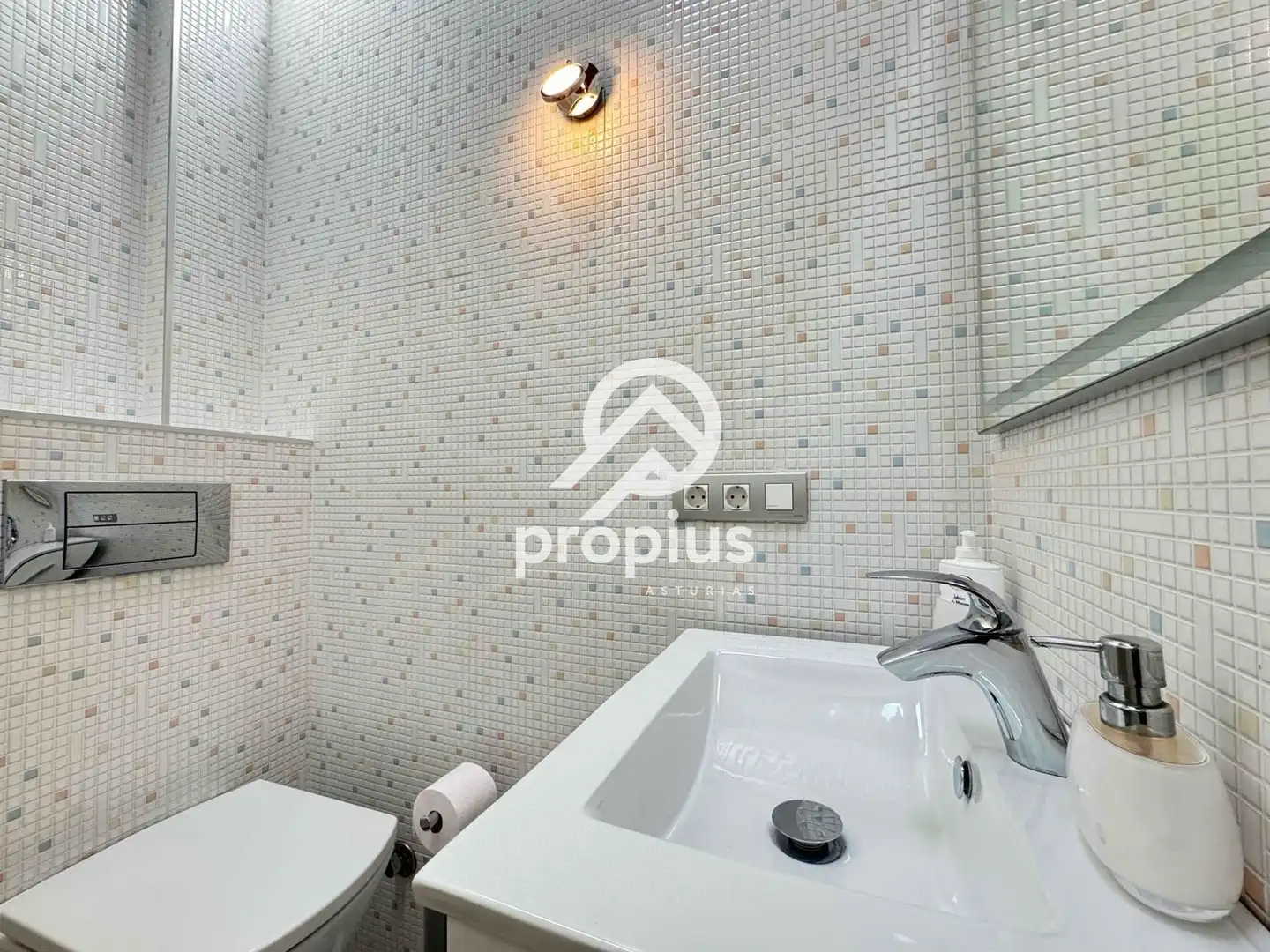 Badezimmer von Einfamilien-Reihenhaus zum Verkauf in Llanes mit Heizung und Möbliert