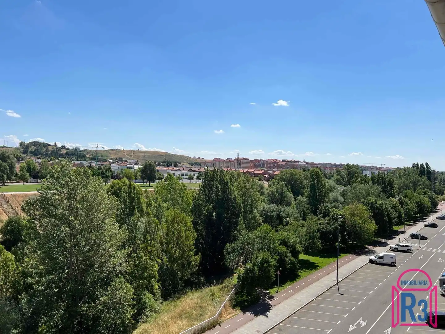 Vista exterior de Piso en venta en León Capital  con Calefacción, Terraza y Trastero