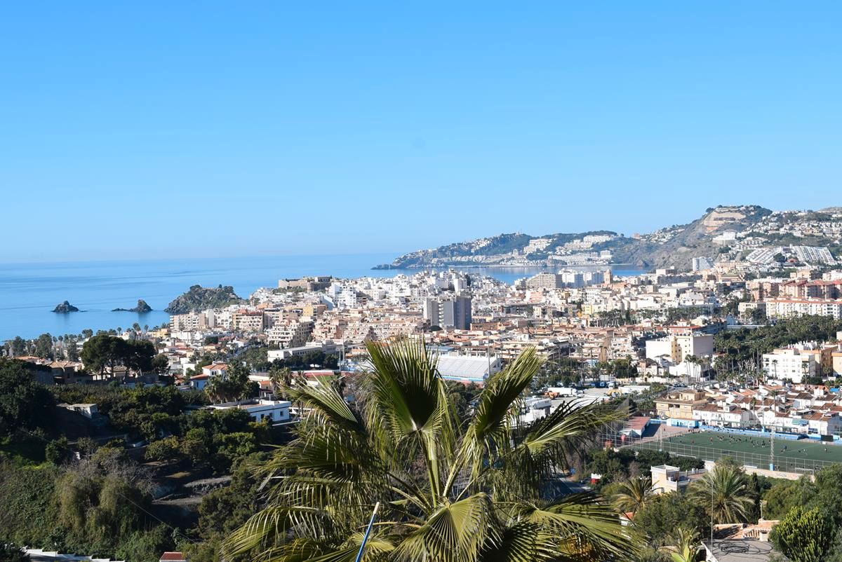 Vista exterior de Casa o xalet de lloguer en Almuñécar amb Aire condicionat, Jardí privat i Piscina