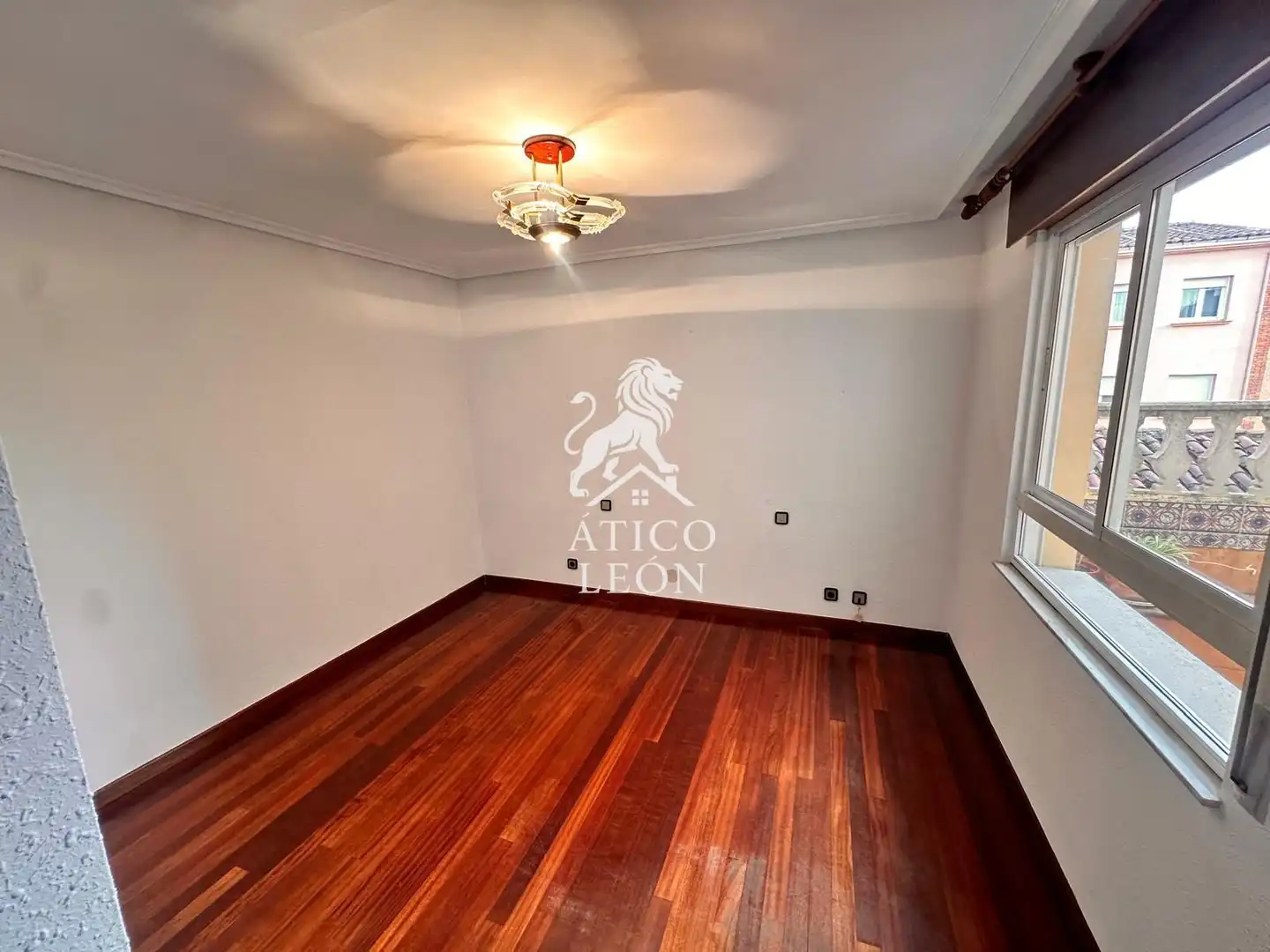 Habitación de Casa o chalet en venta en León Capital  con Calefacción, Terraza y Trastero