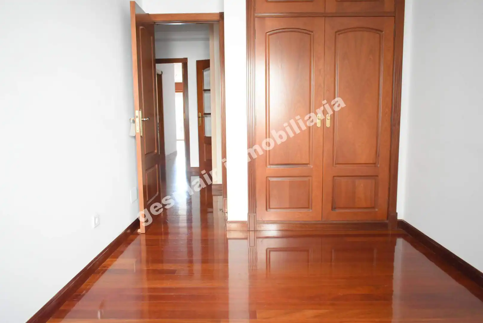 Habitación de Piso de alquiler en Pontevedra Capital  con Calefacción, Parquet y Trastero