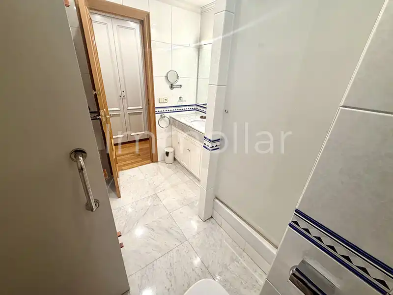 Bathroom of Attic for rent in Barcelona  with Air Conditioner, Heating and Parquet flooring