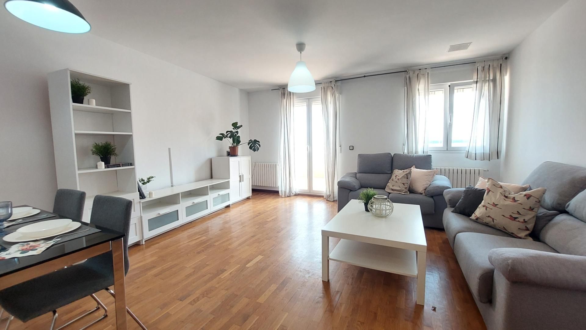 Sala d'estar de Àtic en venda en Soria Capital  amb Calefacció, Parquet i Terrassa