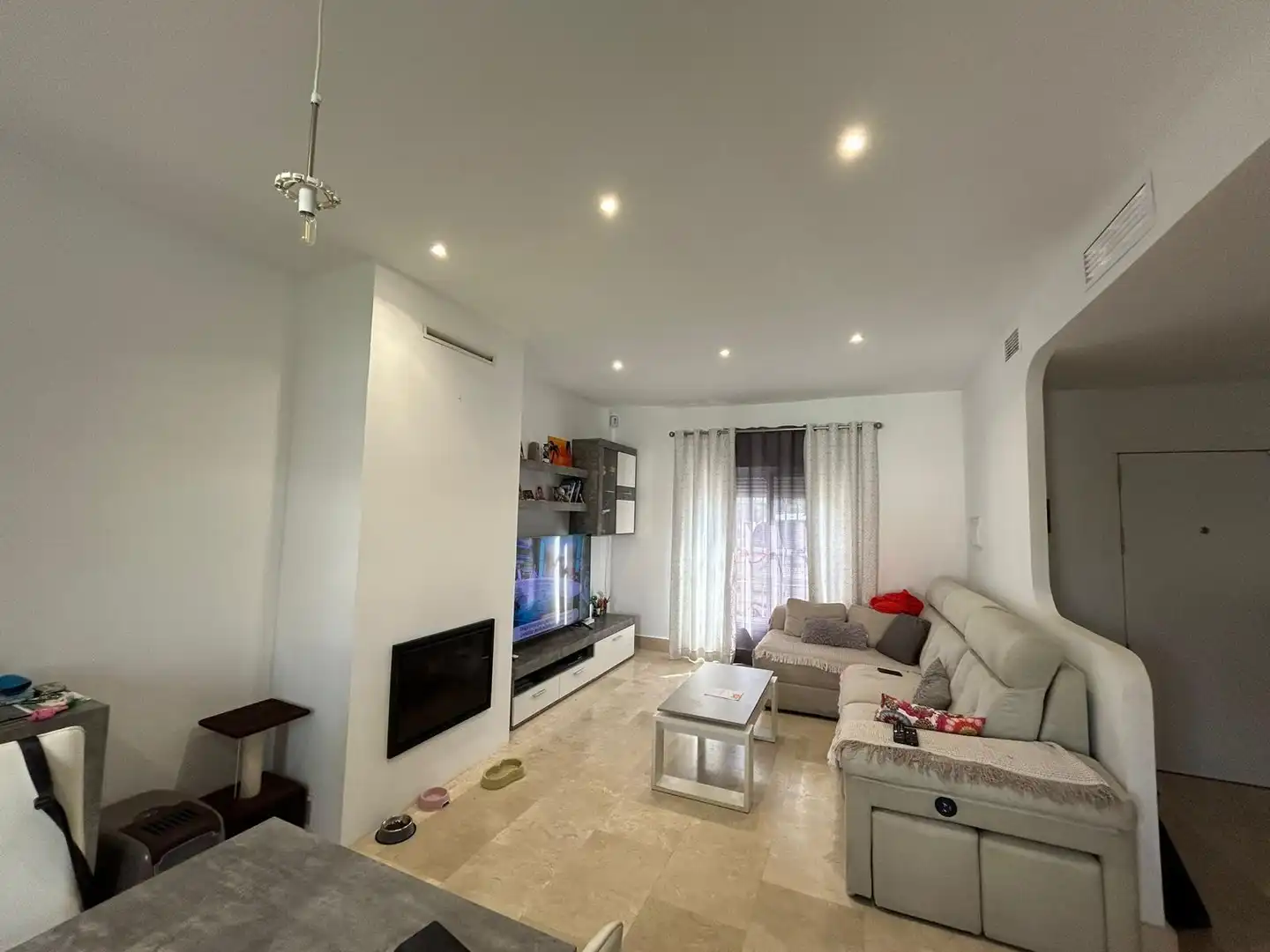 Wohnzimmer von Einfamilien-Reihenhaus zum Verkauf in Casares mit Schwimmbad