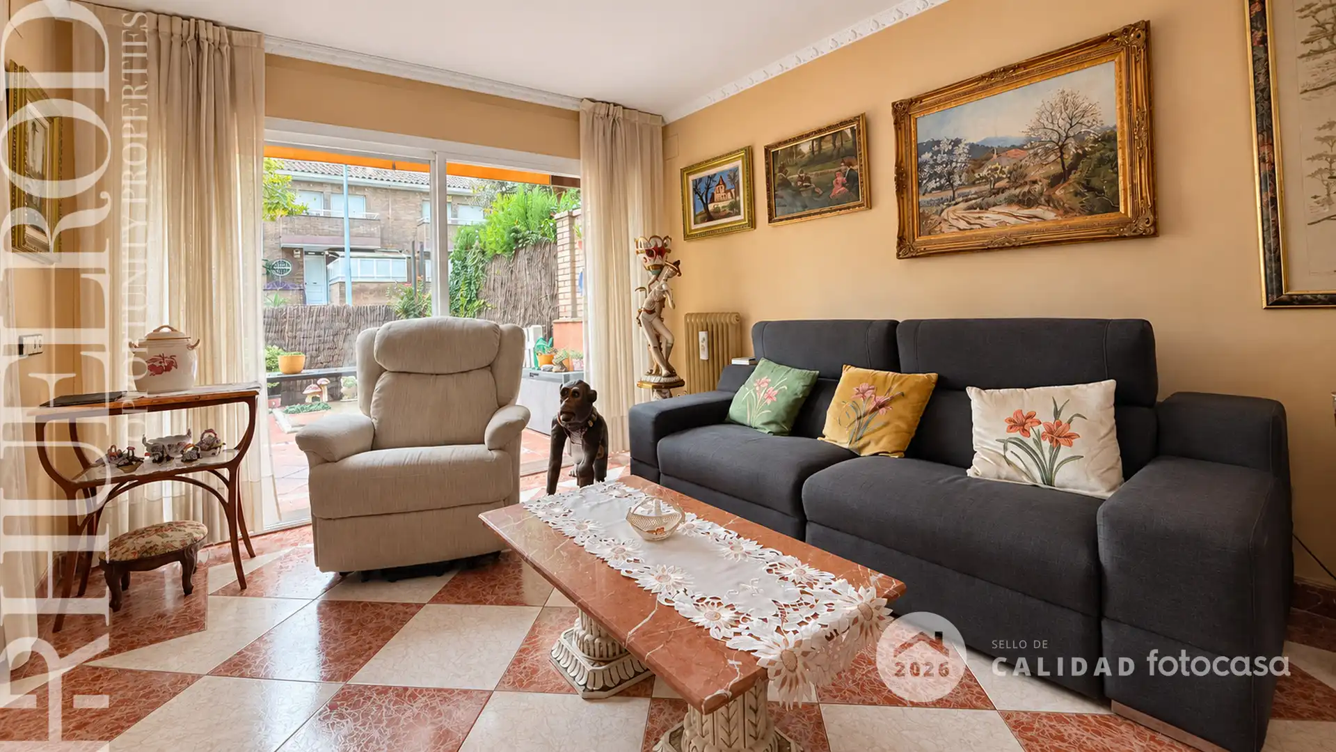 Sala de estar de Casa adosada en venta en Cerdanyola del Vallès con Aire acondicionado, Calefacción y Jardín privado