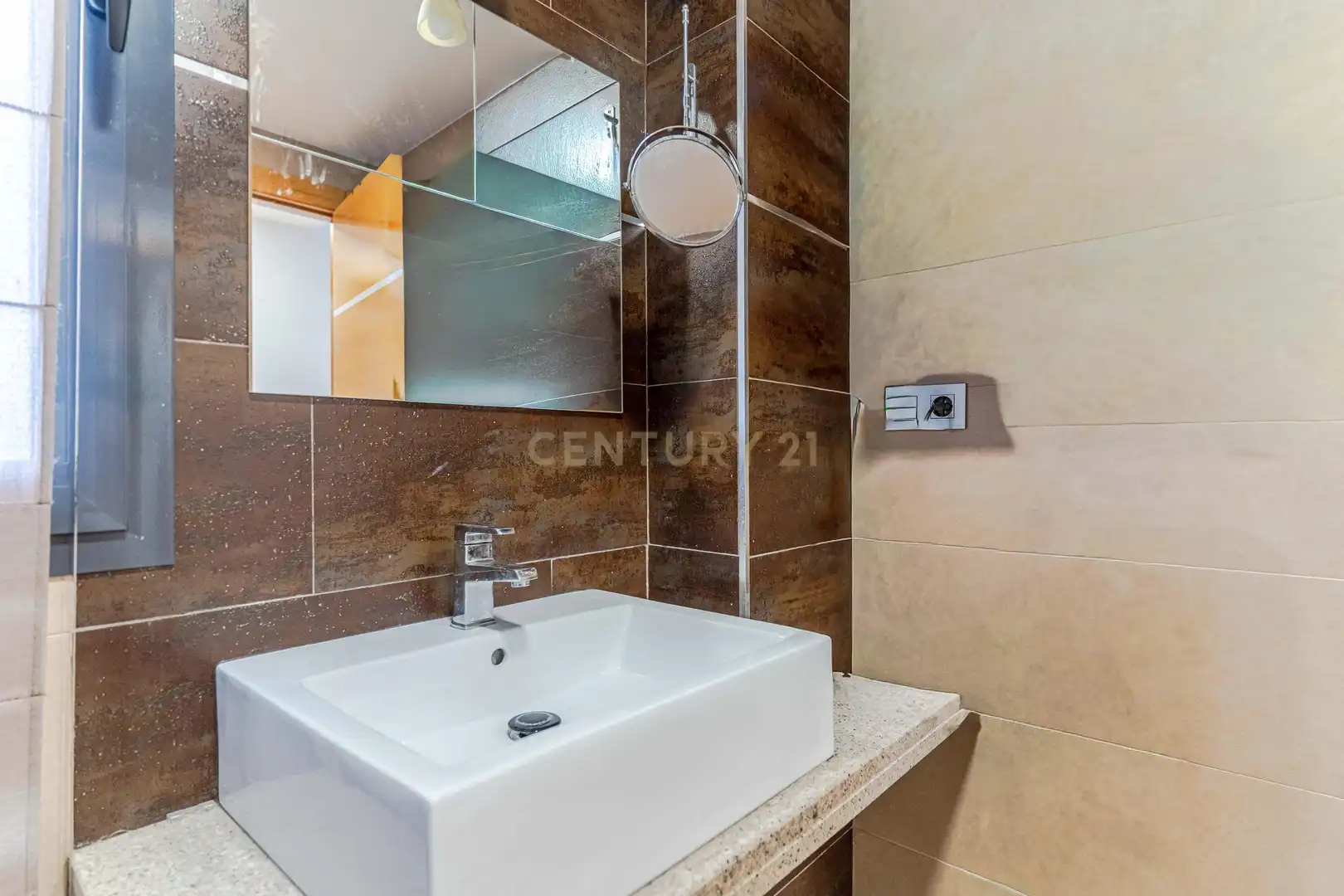 Baño de Piso en venta en Granada con Jardín privado, Trastero y Piscina comunitaria