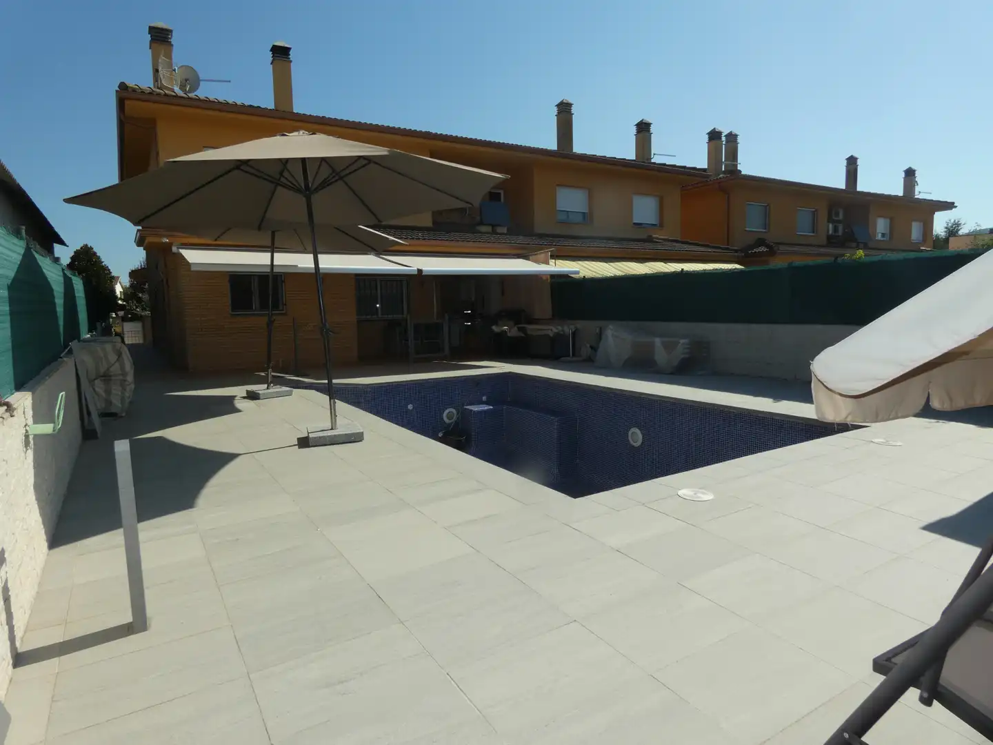Piscina de Casa adosada en venda en Porqueres amb Aire condicionat, Calefacció i Jardí privat