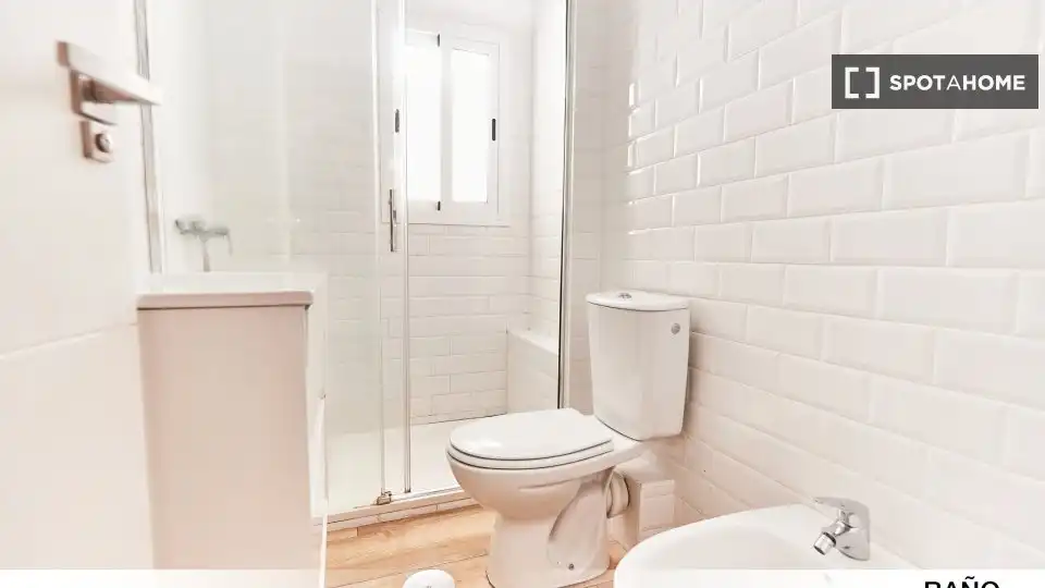 Badezimmer von Wohnung zur untervermieten in Sevilla mit Klimaanlage, Terrasse und Möbliert