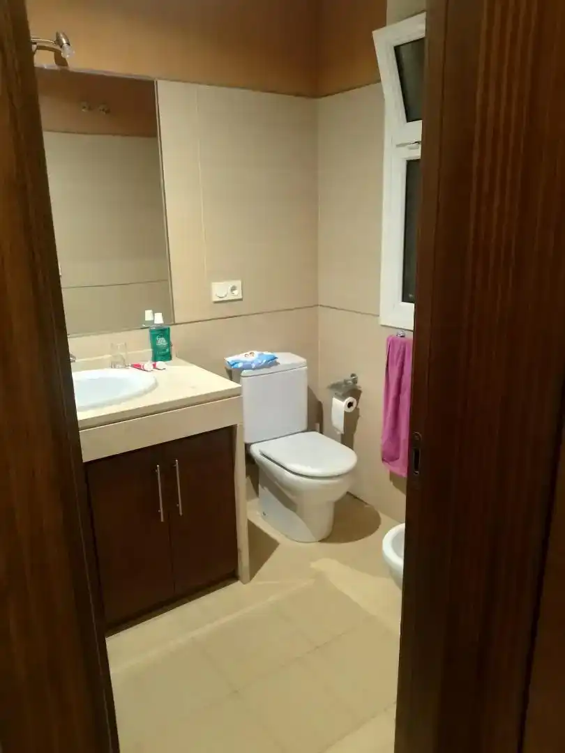 Bany de Apartament de lloguer en El Ejido amb Aire condicionat, Jardí privat i Parquet