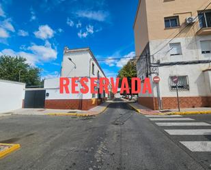 Vista exterior de Casa adosada en venda en San Juan de Aznalfarache amb Aire condicionat, Terrassa i Balcó