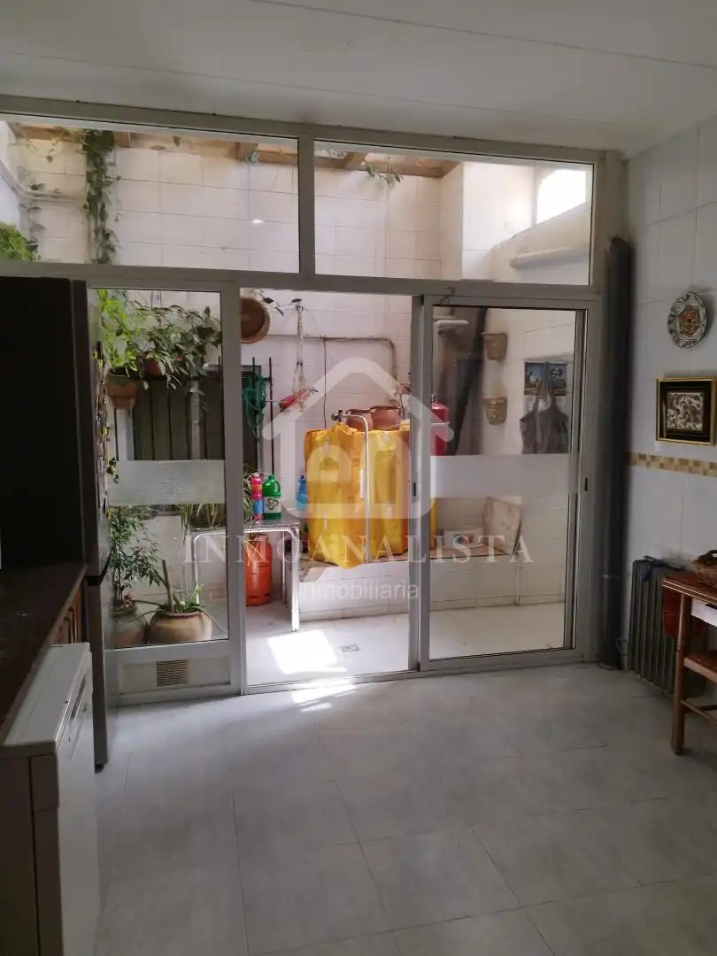 Houses for sale in Requena  with Air Conditioner, Terrace and Storage room