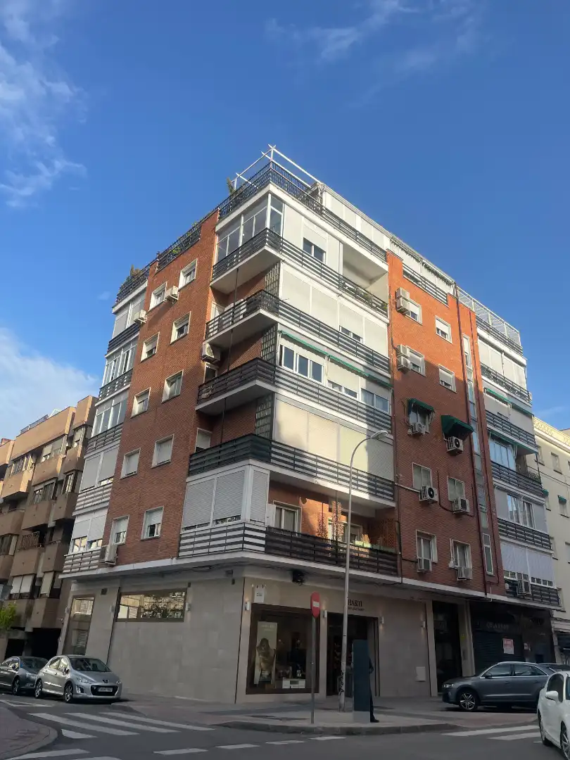 Vista exterior de Piso en venta en Madrid con Calefacción, Parquet y Balcón