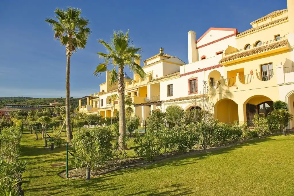 Vista exterior de Casa adosada de lloguer en Sotogrande amb Aire condicionat, Jardí privat i Piscina