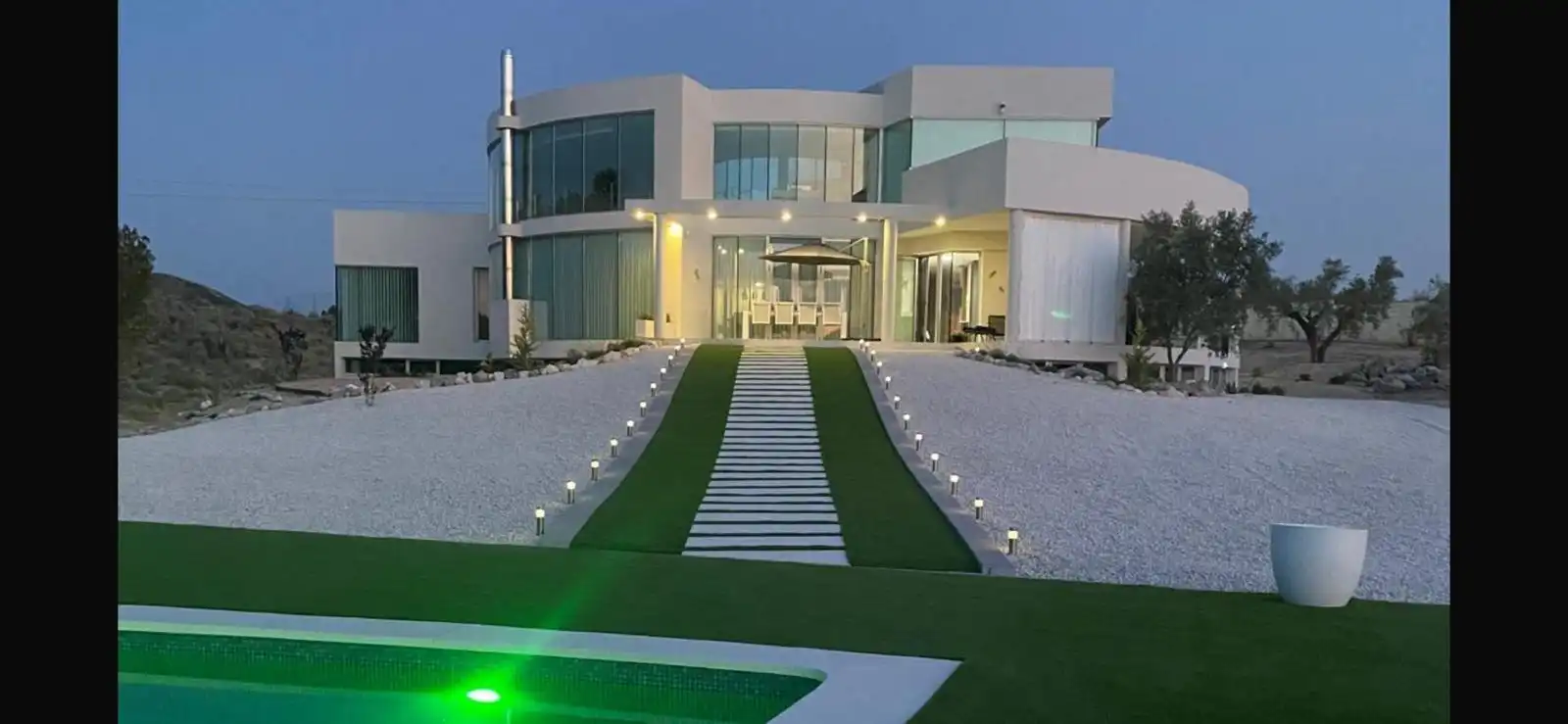 Vista exterior de Casa o xalet en venda en Elda amb Aire condicionat, Jardí privat i Terrassa