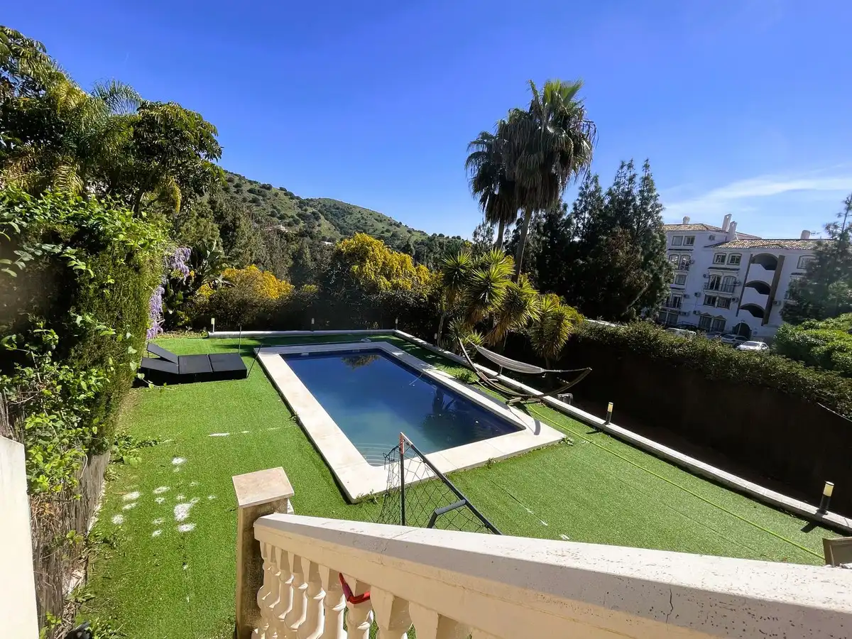 Schwimmbecken von Einfamilien-Reihenhaus zum Verkauf in Mijas mit Klimaanlage, Heizung und Privatgarten