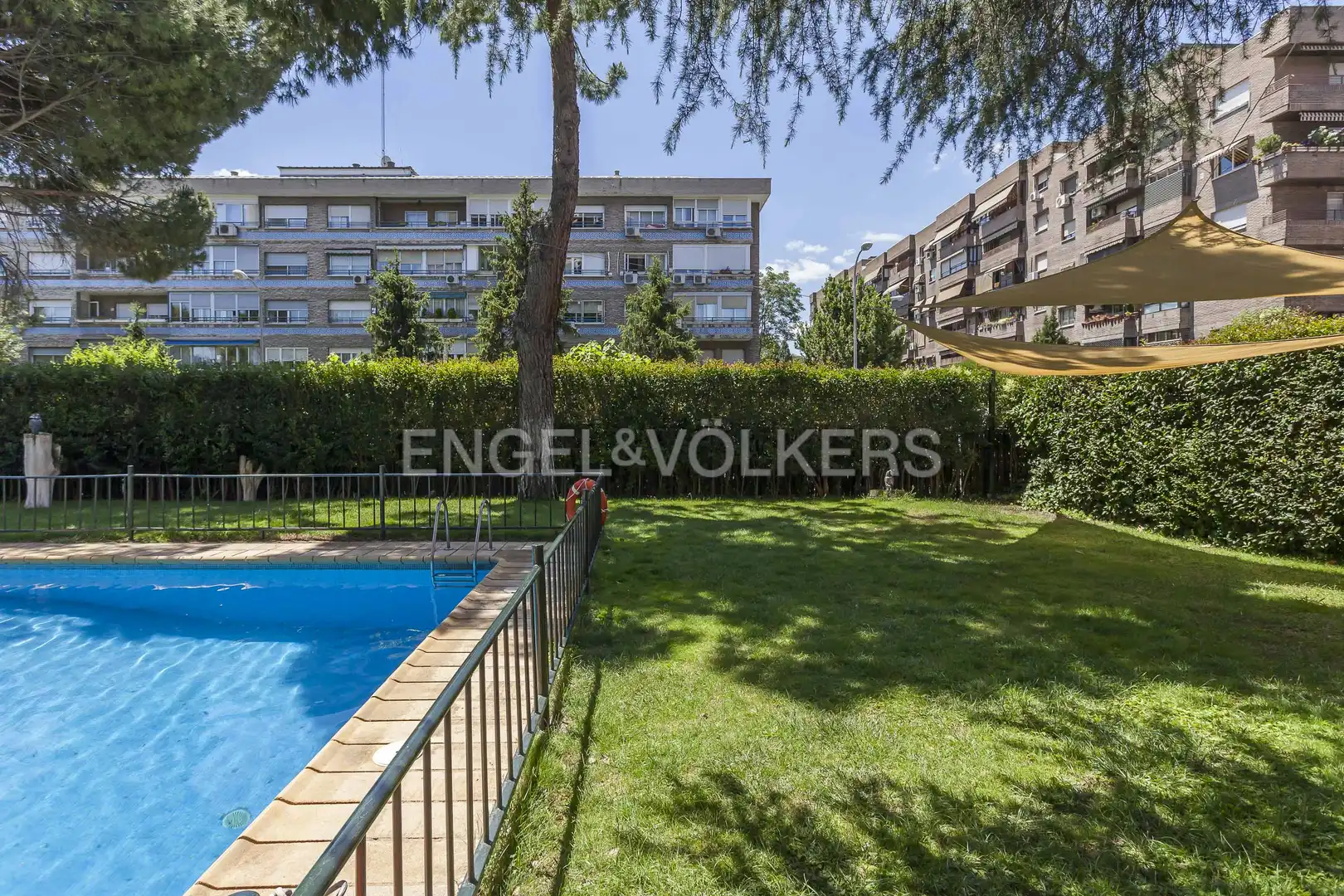 Piscina de Pis de lloguer en Madrid amb Aire condicionat, Calefacció i Jardí privat