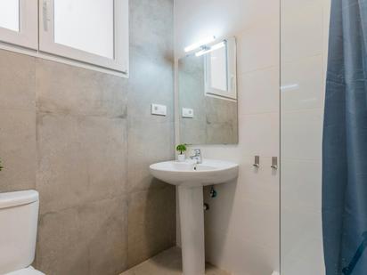 Bathroom of Flat to share in  Valencia Capital  with Furnished, Washing machine and TV