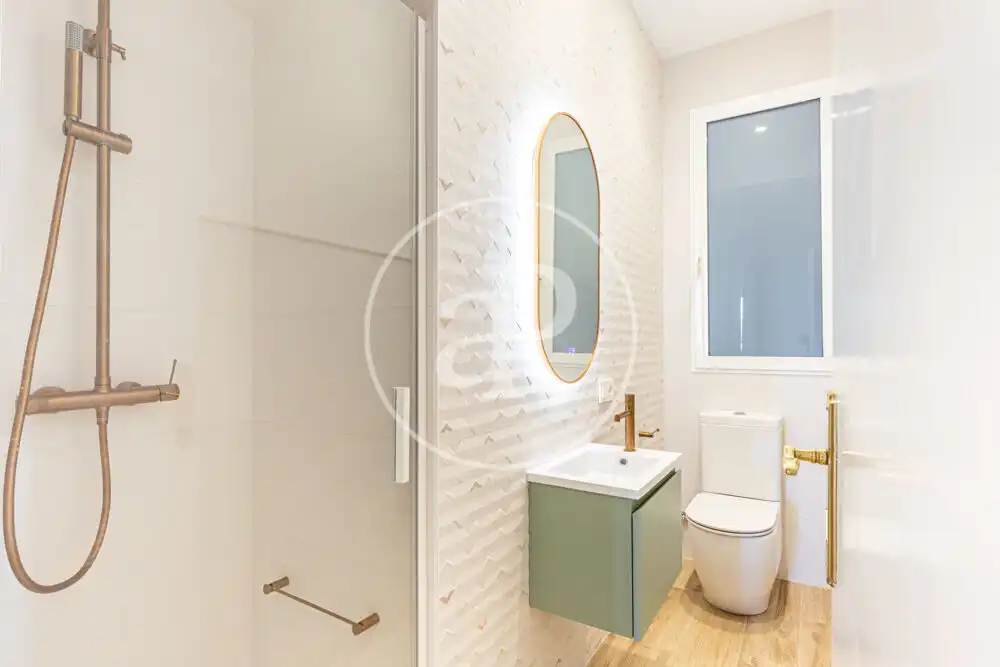 Bathroom of Flat for rent in Valencia  with Air Conditioner, Heating and Balcony