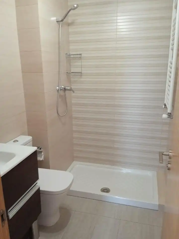 Baño de Piso de alquiler en Santiago de Compostela  con Calefacción, Terraza y Amueblado