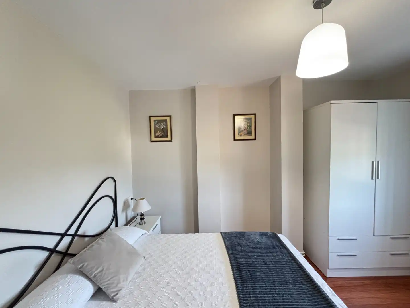 Dormitori de Casa adosada en venda en Santiago de Compostela  amb Calefacció, Jardí privat i Traster