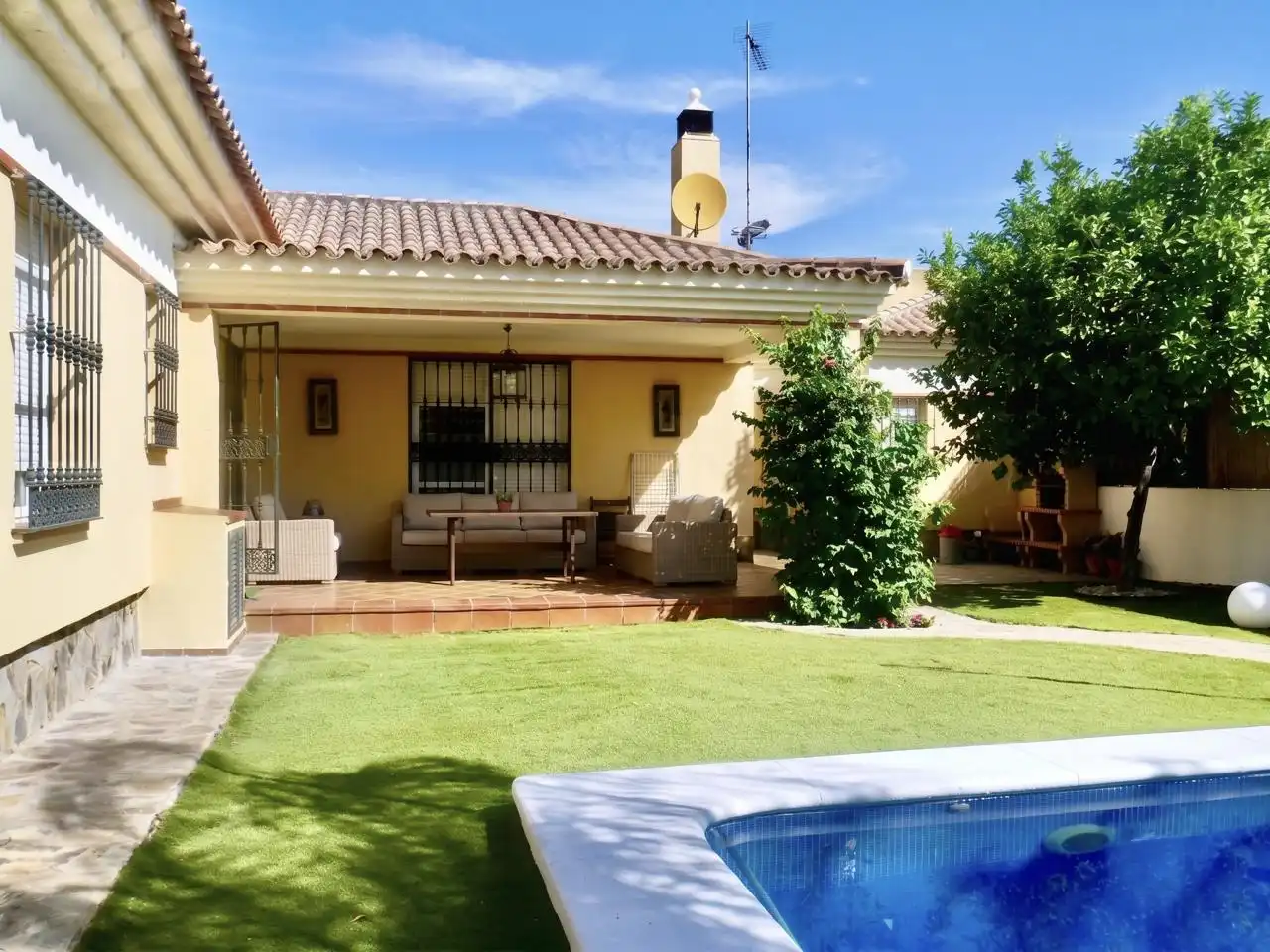 Jardí de Casa o xalet en venda en Montequinto amb Aire condicionat, Jardí privat i Terrassa