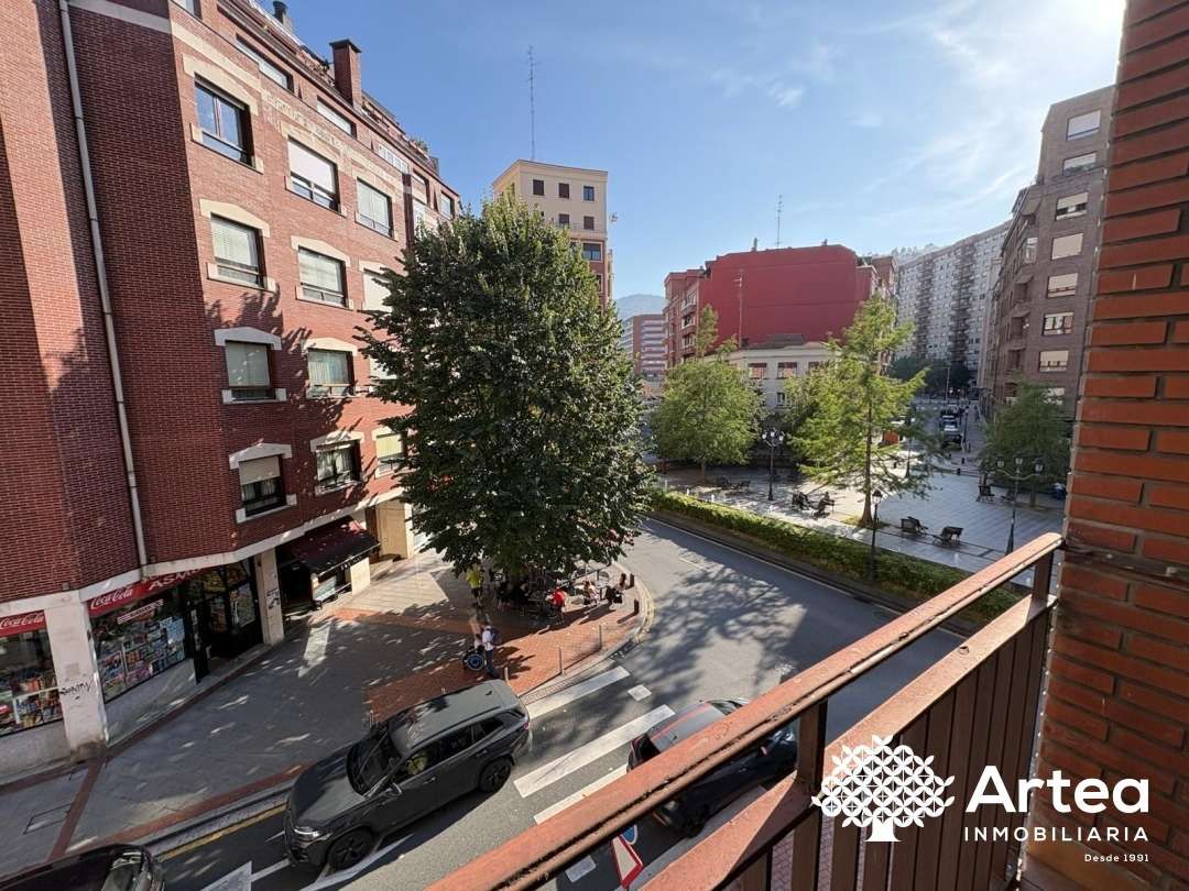 Vista exterior de Pis en venda en Bilbao  amb Calefacció, Moblat i Balcó